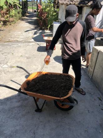 Pengolahan Kotoran Sapi Menjadi Pupuk Kompos di Dusun Ngujung